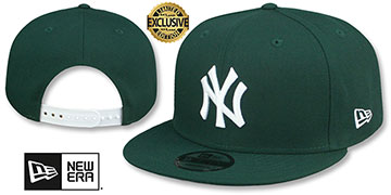 Yankees 'TEAM-BASIC SNAPBACK' Dark Green-White Hat by New Era